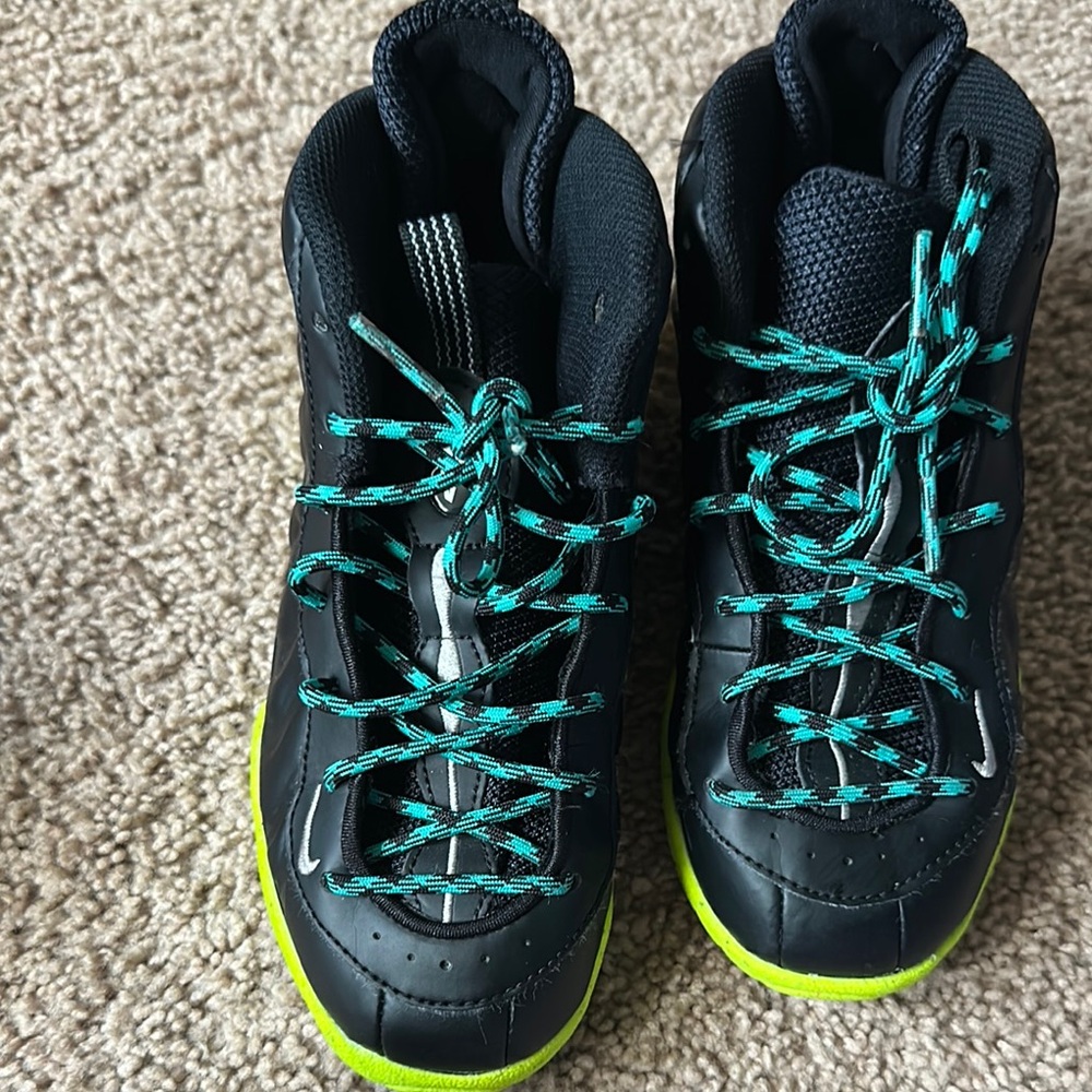 Kids Black and Green foamposite sz 1 kids